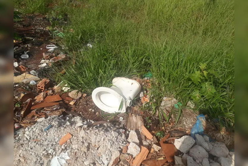 Moradores reclamam de lixo em terreno baldio no Jardim Planalto