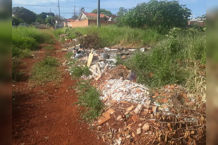 Moradores reclamam de lixo em terreno baldio no Jardim Planalto