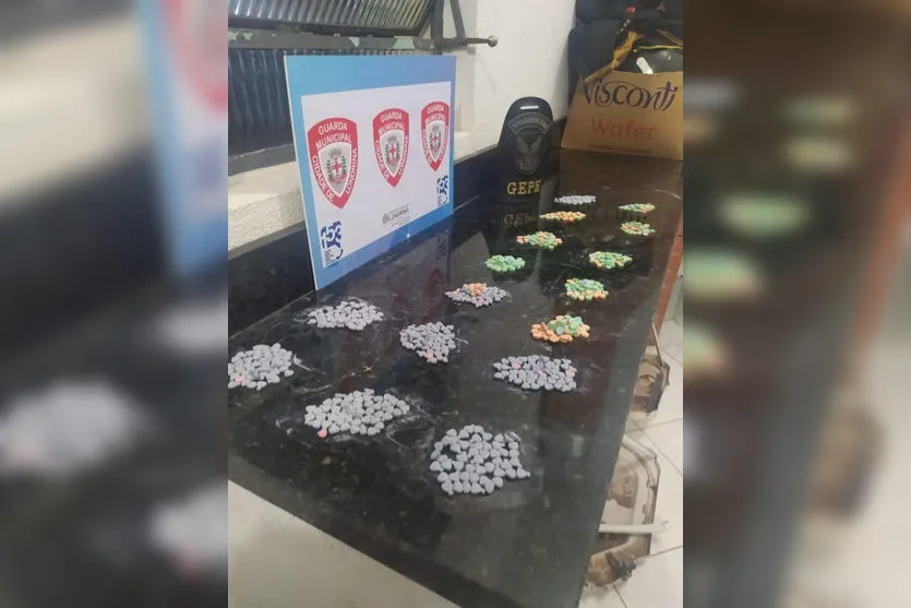 Motociclista abandona mais de 800 comprimidos de ecstasy e LSD ao ver a GM