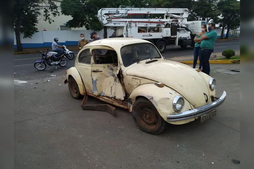 Motociclista atinge Fusca na Avenida Governador Roberto da Silveira; Veja