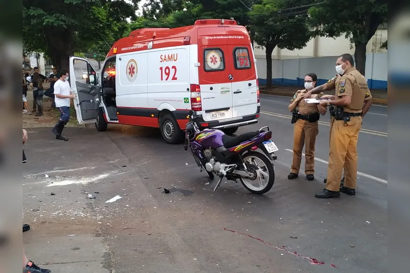 Motociclista atinge Fusca na Avenida Governador Roberto da Silveira; Veja