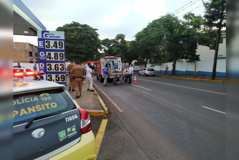 Motociclista atinge Fusca na Avenida Governador Roberto da Silveira; Veja