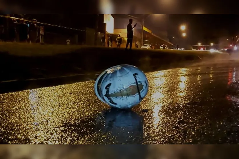 Motociclista morre carbonizado após bater de frente com caminhão no PR