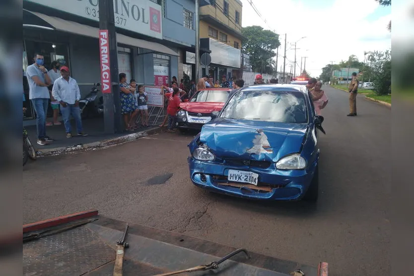 Motorista bate em carros estacionados; veja