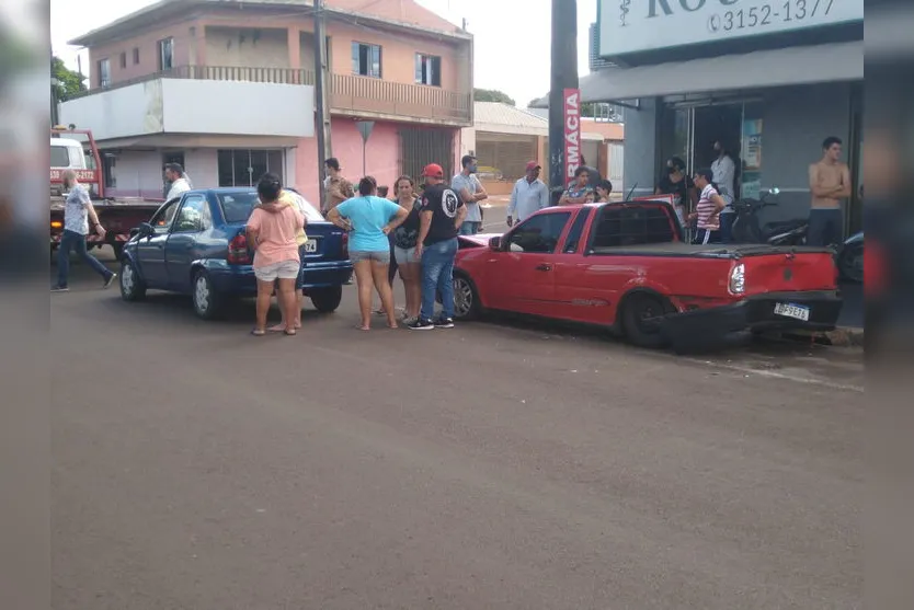 Motorista bate em carros estacionados; veja