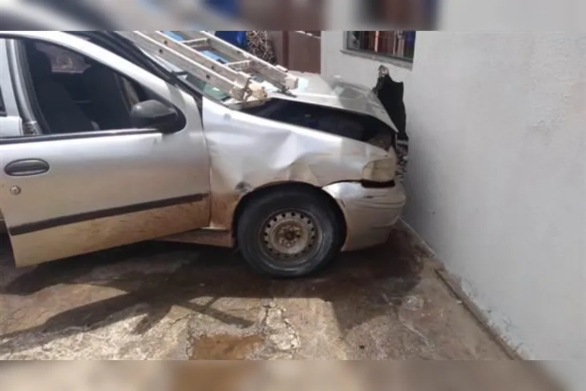 Motorista bate em muro e entra com carro em sala de residência
