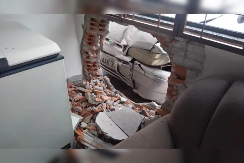 Motorista bate em muro e entra com carro em sala de residência