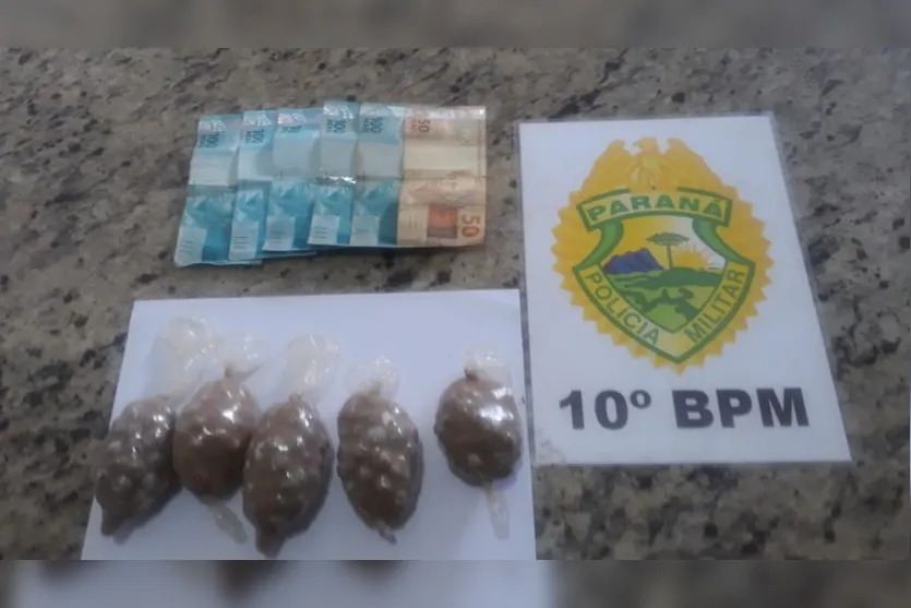 PM encontra drogas embaladas em camisinha; mulher é presa