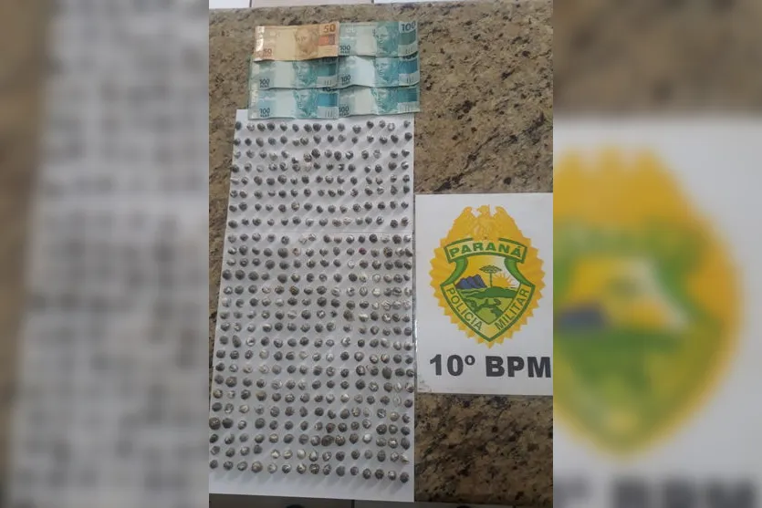 PM encontra drogas embaladas em camisinha; mulher é presa