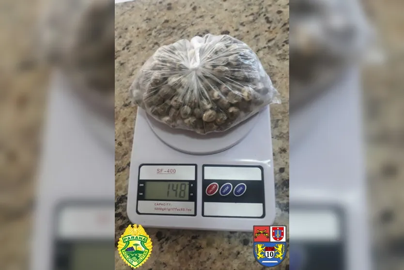 PM encontra drogas embaladas em camisinha; mulher é presa