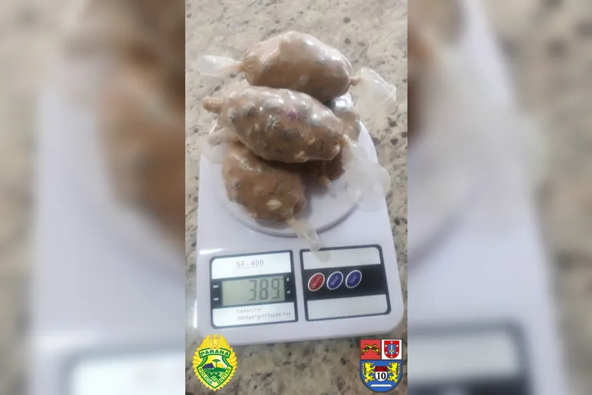 PM encontra drogas embaladas em camisinha; mulher é presa