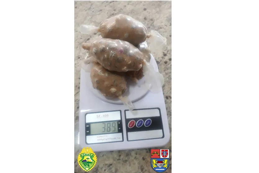 PM encontra drogas embaladas em camisinha; mulher é presa