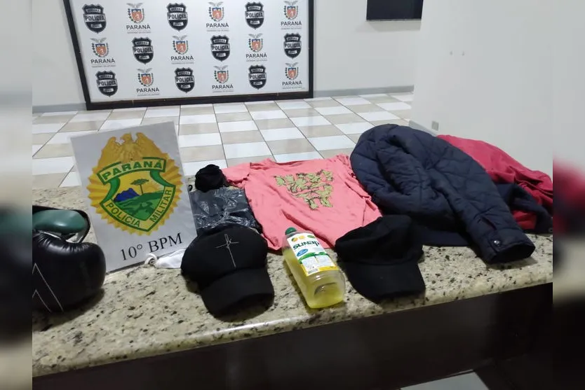 PM prende 3 homens e recupera 500 calças jeans furtadas de empresa