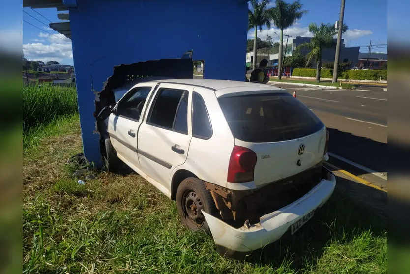 Pai e filho estavam em carro que atingiu ponto de ônibus; veja