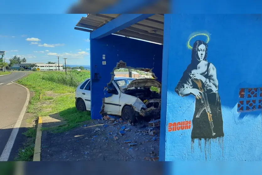 Pai e filho estavam em carro que atingiu ponto de ônibus; veja