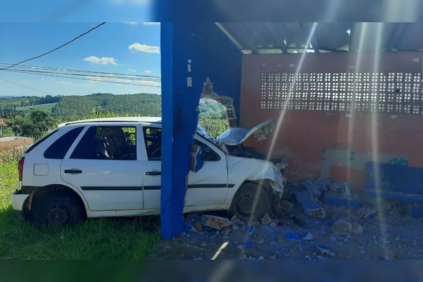 Pai e filho estavam em carro que atingiu ponto de ônibus; veja