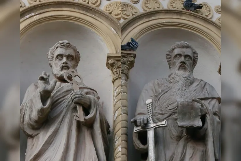 Porque a Catedral de Lourdes tem São Pedro e São Paulo na construção