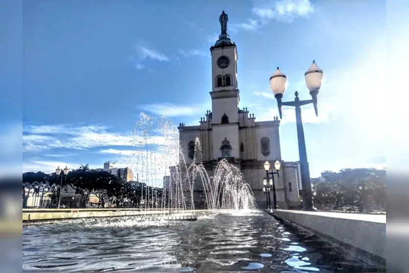 Porque a Catedral de Lourdes tem São Pedro e São Paulo na construção