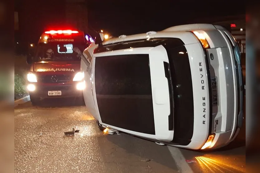 Range Rover capota na BR-376 na madrugada desta quarta-feira