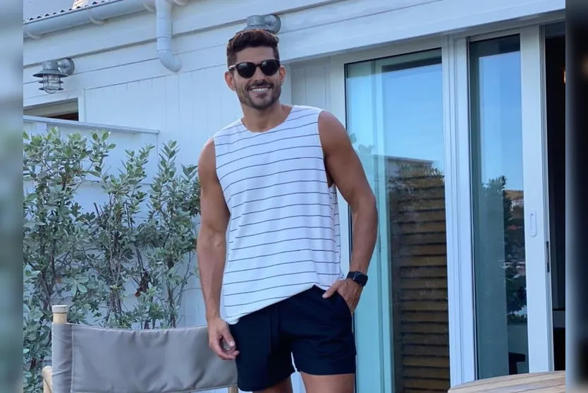 Romeriton Paulo desembarca em St. Barth com influencers para fotografar nova coleção da Closet Deluxe