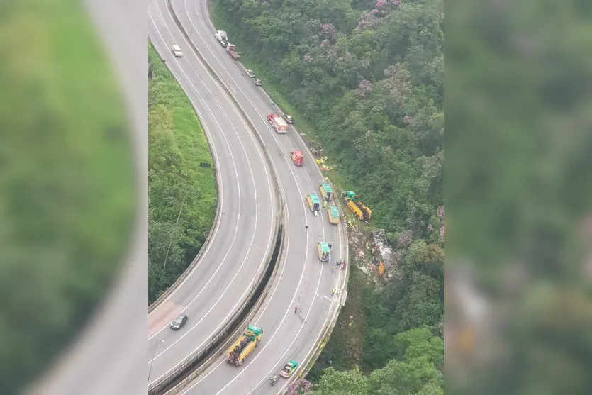 Sobe número de óbitos em acidente envolvendo ônibus no litoral; vídeo