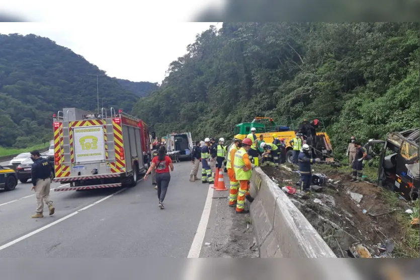 Sobe número de óbitos em acidente envolvendo ônibus no litoral; vídeo