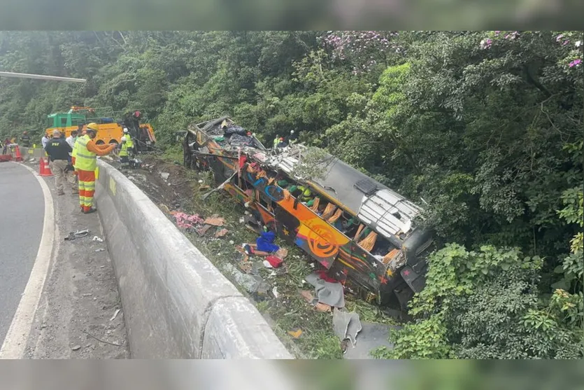 Sobe para 12 o número de mortes em acidente envolvendo ônibus no litoral