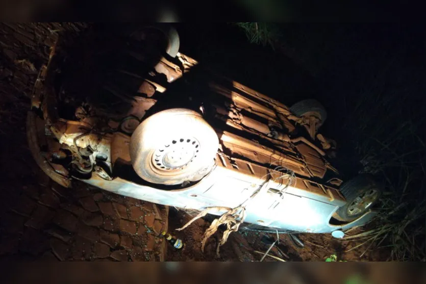 Suspeito capota carro fugindo da PM na região