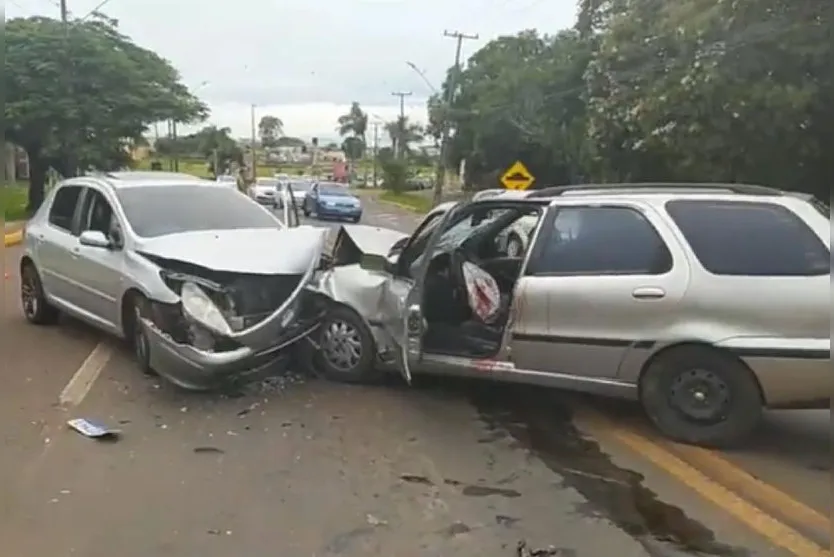 Uma colisão entre dois carros é registrada neste domingo em Apucarana