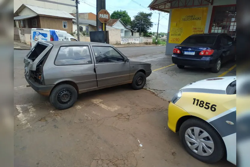 Uno bate em Corolla que estava estacionado; motorista abandona veículo