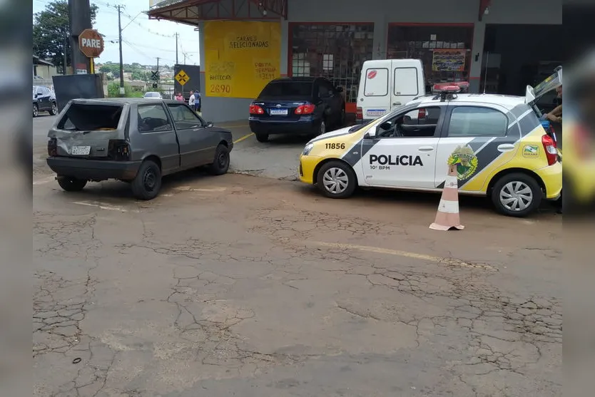 Uno bate em Corolla que estava estacionado; motorista abandona veículo