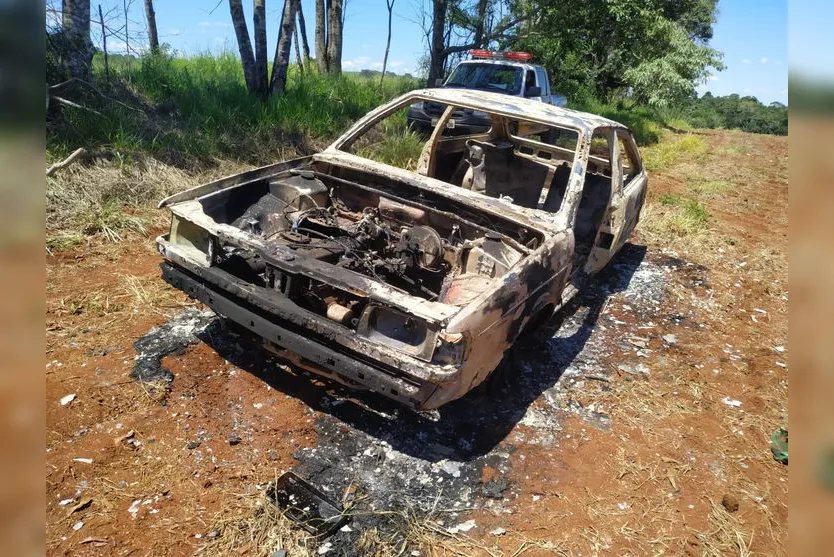 Veículo roubado de chácara é encontrado queimado; assista
