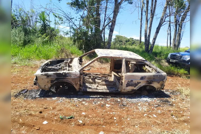 Veículo roubado de chácara é encontrado queimado; assista