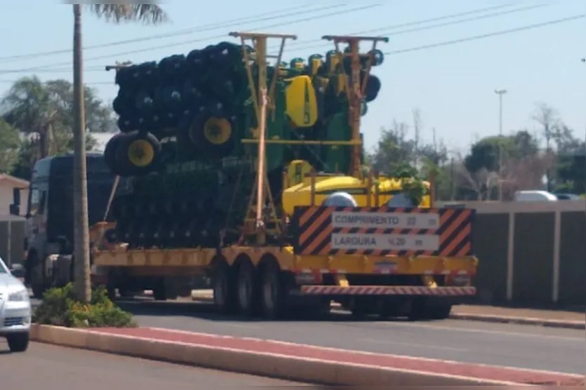 Veículo transportando maquinário enrosca em cabo e derruba fiação