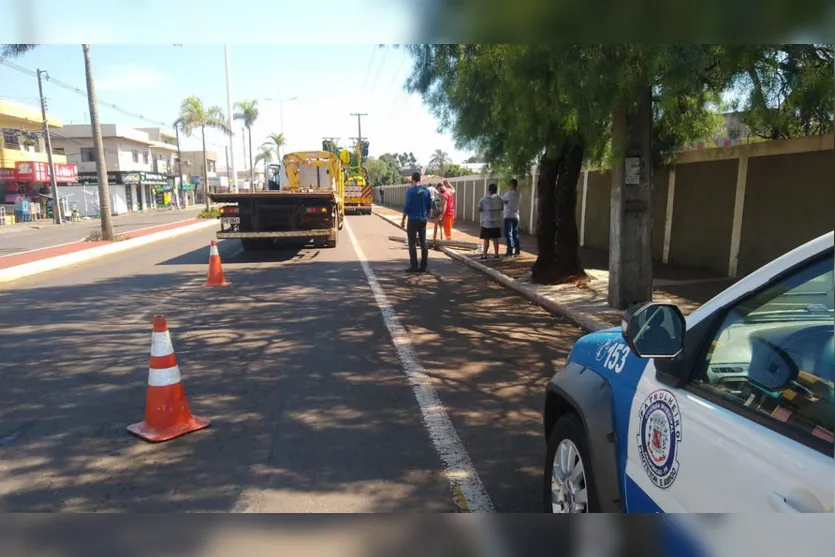 Veículo transportando maquinário enrosca em cabo e derruba fiação