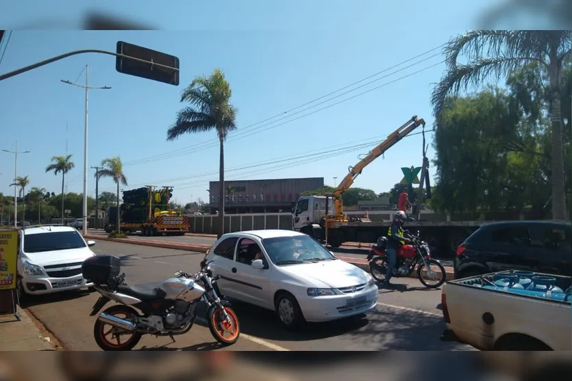 Veículo transportando maquinário enrosca em cabo e derruba fiação