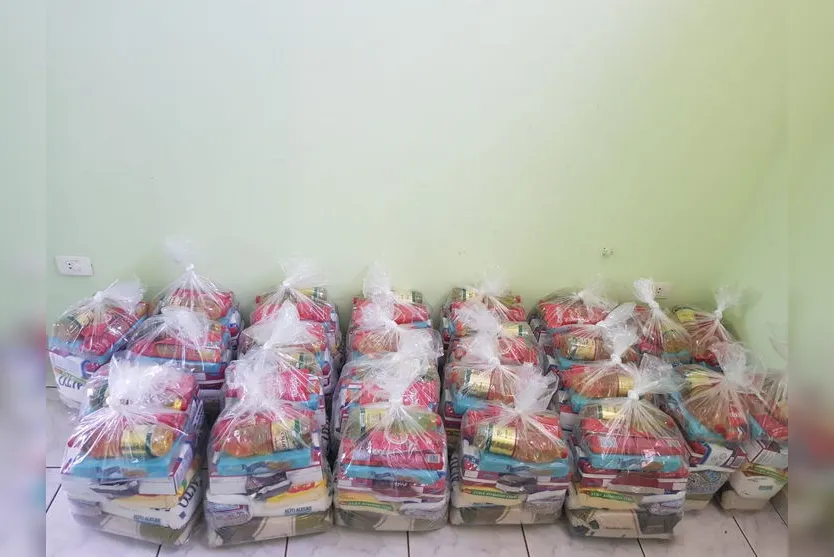Vereadora de Marilândia do Sul compra cestas básicas com o primeiro salário