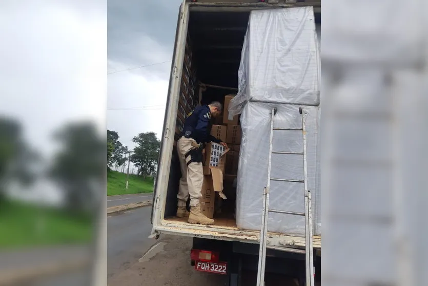 PRF apreende caminhão  de cigarros contrabandeados no Paraná
