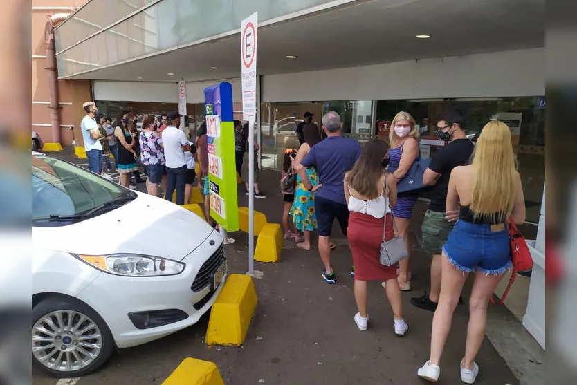 Shopping de Londrina atinge lotação de 50% e clientes esperam para entrar