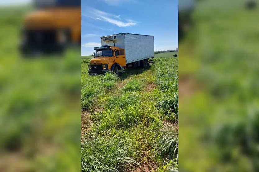 Caminhão frigorífico é roubado e deixado em estrada rural