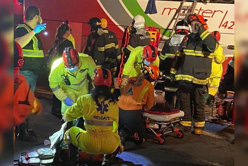 Batida entre ônibus e caminhão mata sete pessoas no interior paulista