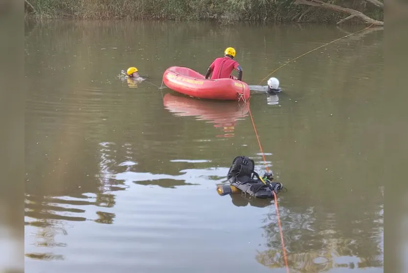 Bombeiros realizam buscas por jovem que desapareceu em rio