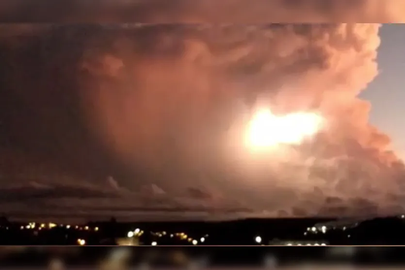 Tempestade de raios chama a atenção de pessoas no norte do PR; Vídeos