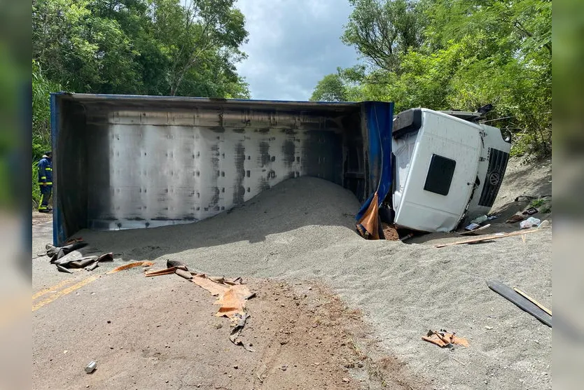 Tombamento de caminhão causa morte na Rodovia do Milho; ASSISTA