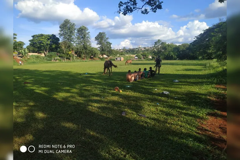 PM prende suspeitos e encontra drogas em campo de futebol