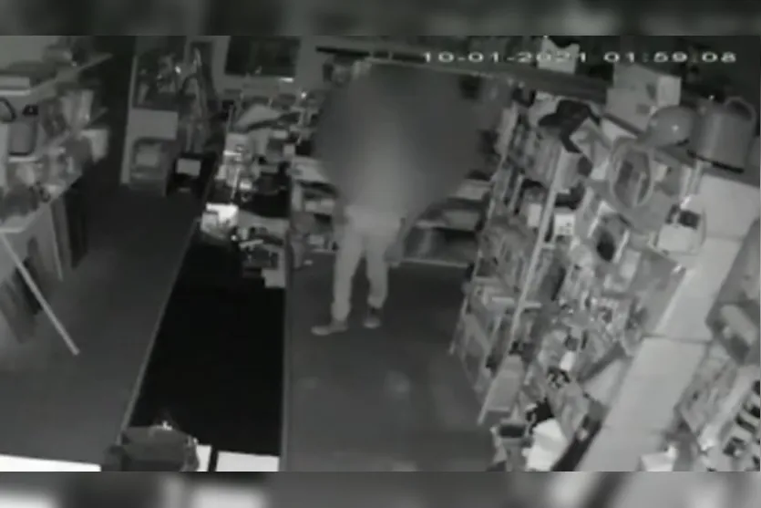 Ex-funcionário furta, defeca e se masturba no interior de loja onde trabalhou