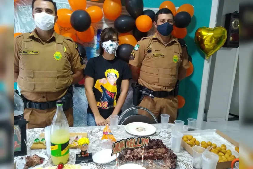 Policiais participam de aniversários de crianças fãs da PM