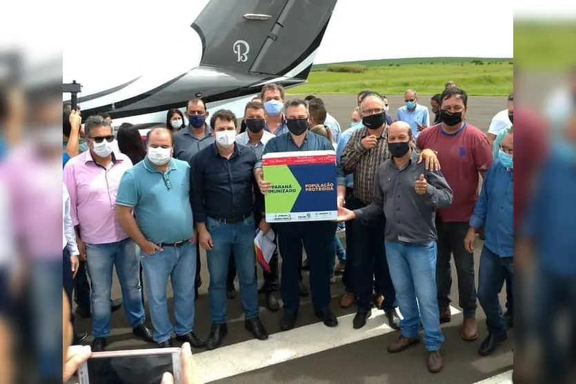 Avião com vacinas contra covid-19 chega em Apucarana; Vídeo