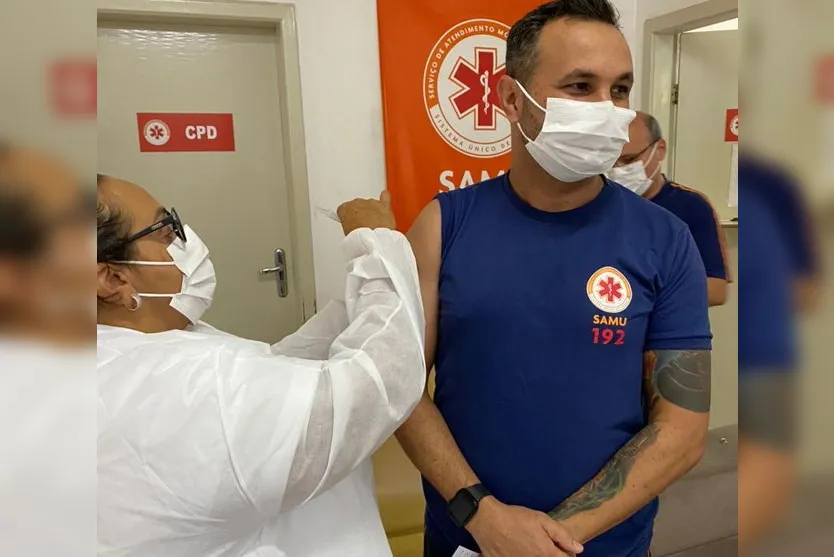 Profissionais do Samu Apucarana recebem vacina contra Covid-19