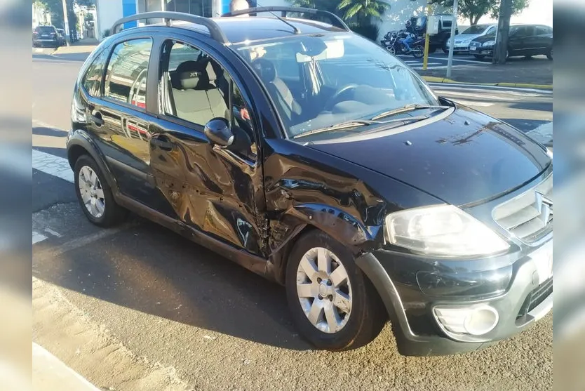 Acidente entre dois carros deixa um motorista ferido